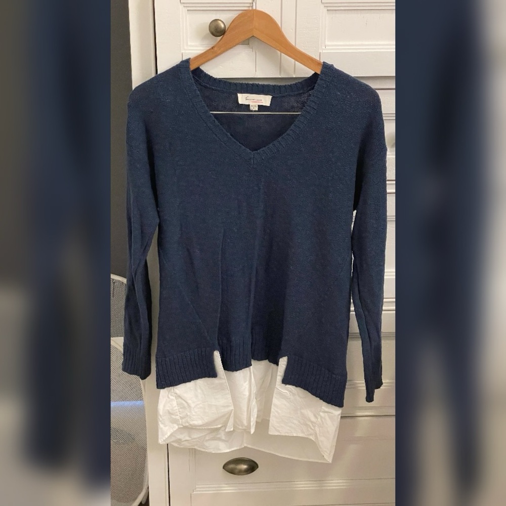 Vince Camuto Navy Blue V-Neck Sweater with White Hem